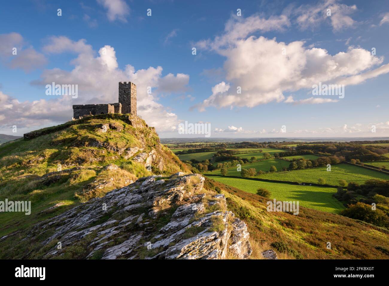 Einsame St. Michael de Rupe Kirche auf dem Gipfel des Brentor, Dartmoor National Park, Devon, England, Vereinigtes Königreich, Europa Stockfoto