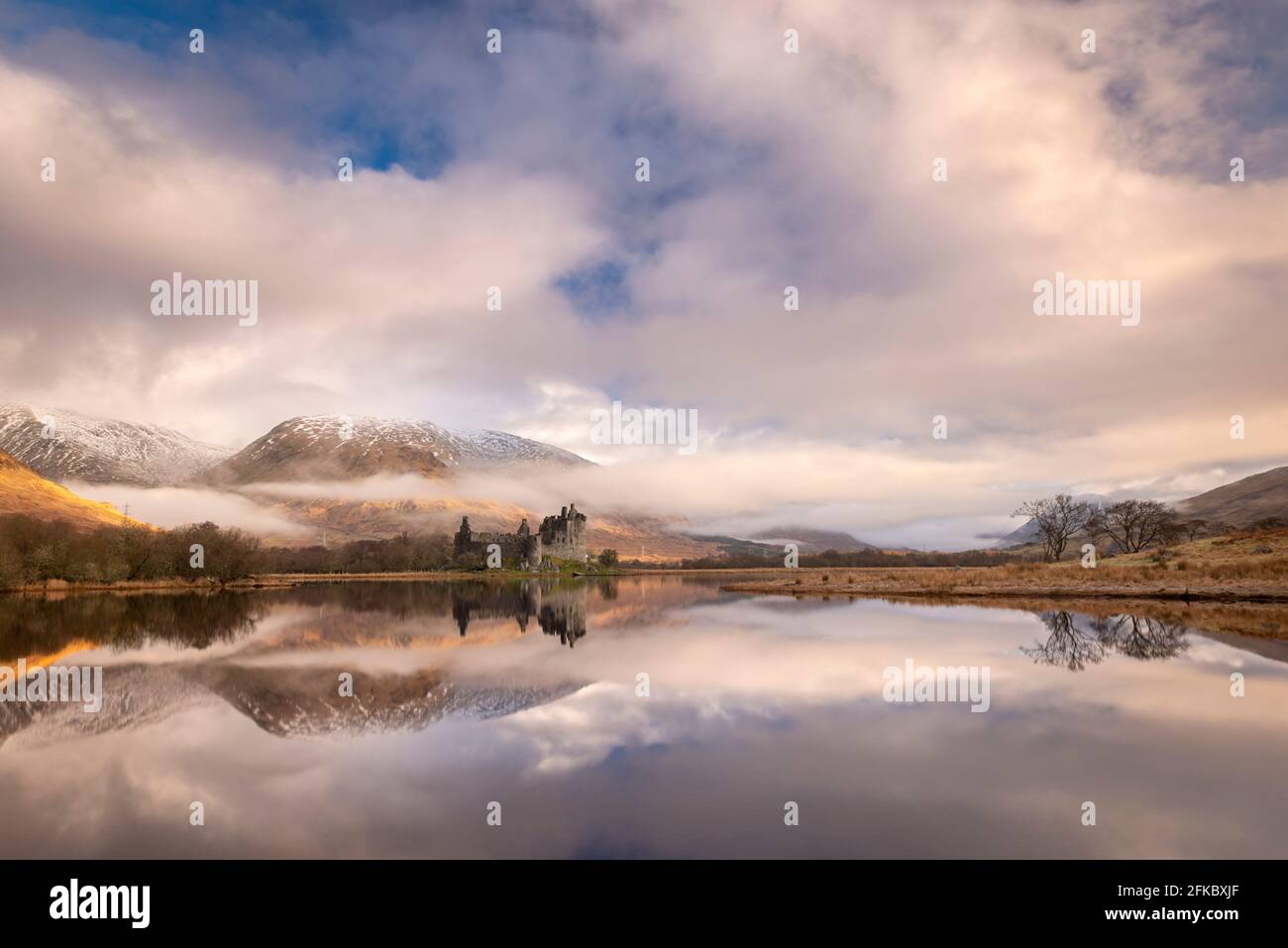 Kilchurn Castle spiegelt sich in Loch Awe bei Sonnenaufgang im Winter, Highlands, Schottland, Großbritannien, Europa Stockfoto
