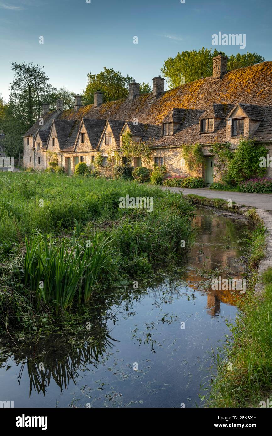 Frühmorgendlicher Blick auf die wunderschönen Cotswolds Cottages in der Arlington Row in Bibury, Gloucestershire, England, Großbritannien, Europa Stockfoto