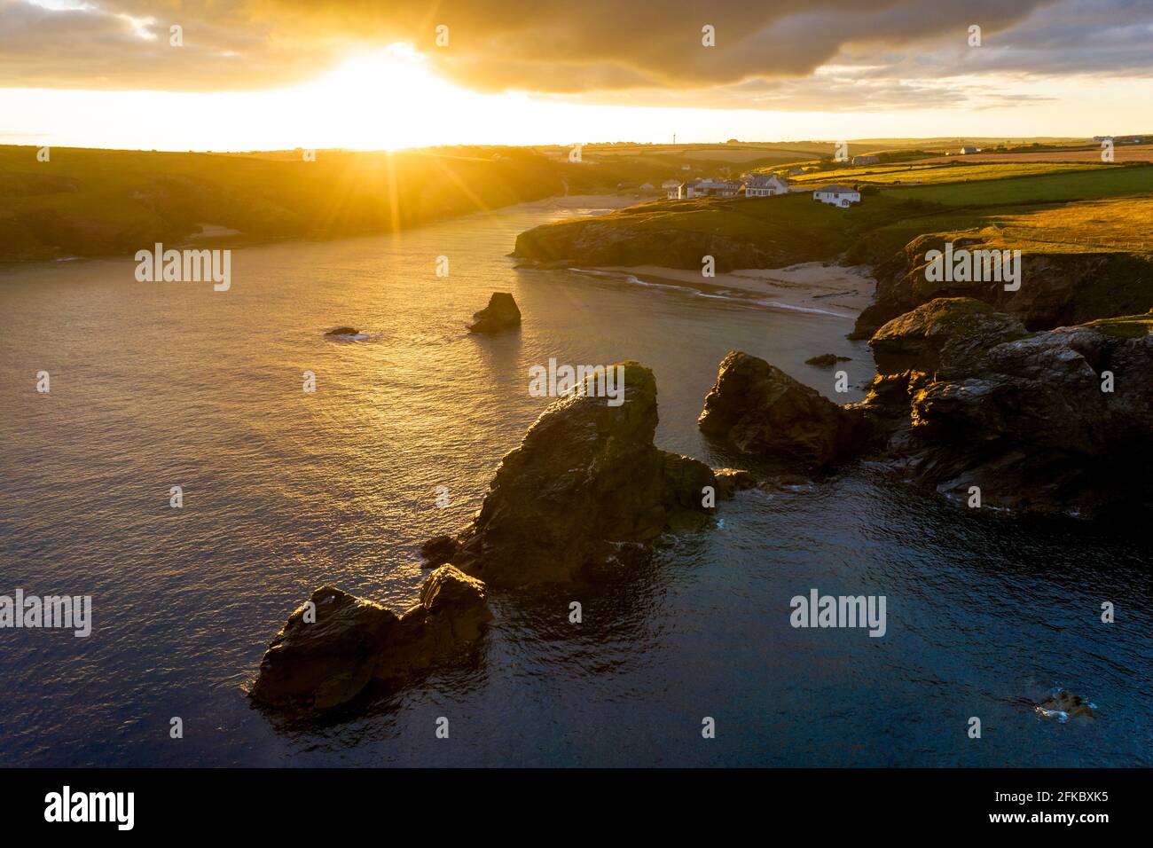 Sommersonnenaufgang über der Porthcothan Bay an der Küste von North Cornwall, Cornwall, England, Großbritannien, Europa Stockfoto