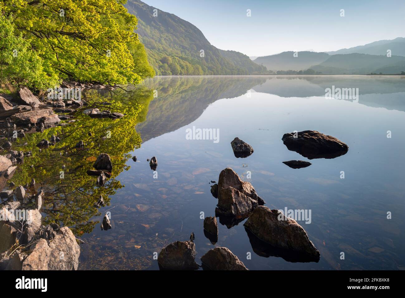 Friedliche Llyn Dinas an einem ruhigen Frühlingsmorgen, Snowdonia National Park, Wales, Vereinigtes Königreich, Europa Stockfoto