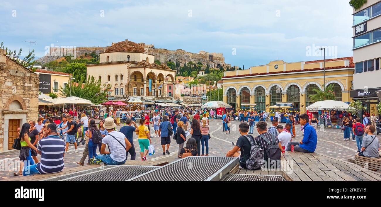 Athen, Griechenland - 20. September 2019: Überfüllter Monastiraki-Platz in Athen. Panorama-Landschaft Stockfoto