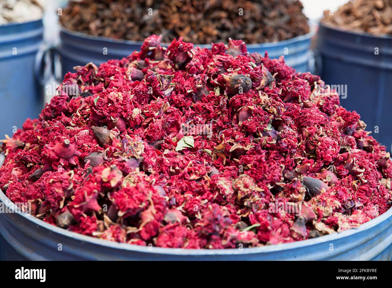 Rote, getrocknete aromatische Rosenblüten und Blütenblätter, die für medizinische und kosmetische Zwecke auf einem traditionellen Kräutermarkt in den lokalen Basaren in Marokko verwendet werden Stockfoto