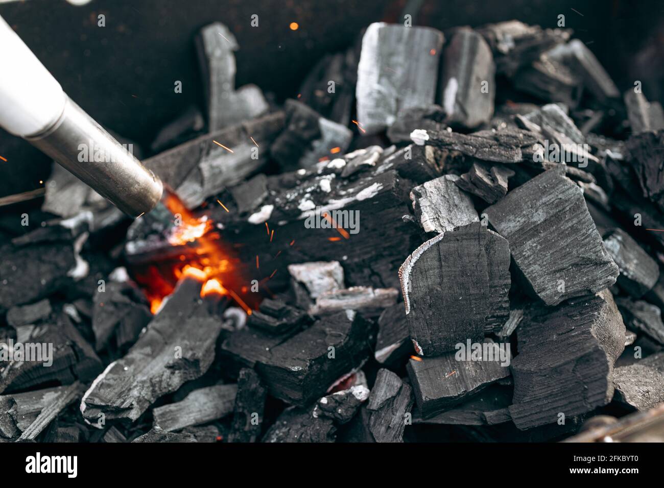Gasbrenner beleuchtet Kohlen im Grill Stockfoto