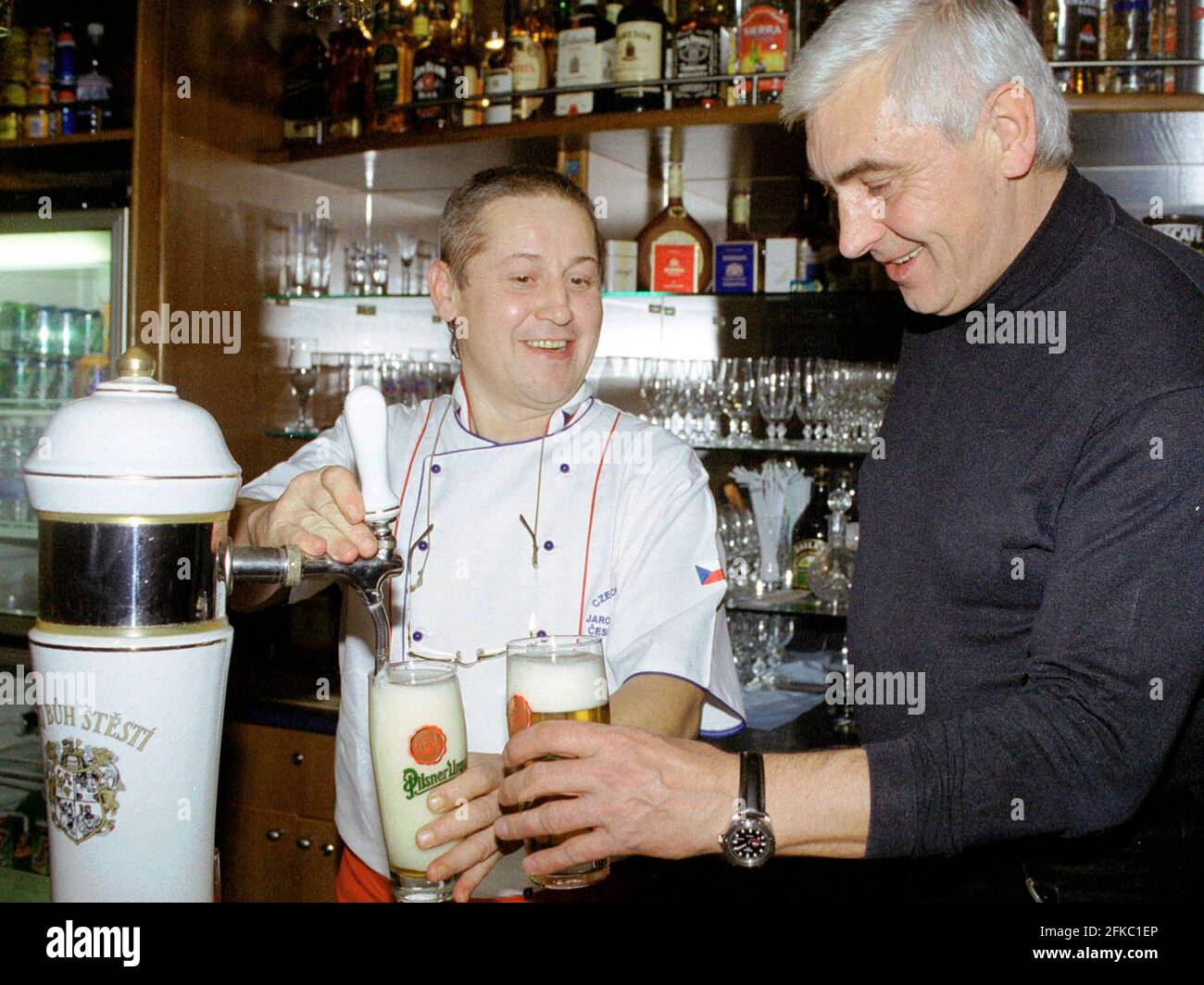 Moskau, Russische Föderation. Oktober 2002. ***DATEI FOTO*** Ivan Hlinka, rechts, tschechischer Trainer des russischen Eishockeyteams Avangard Omsk, und tschechischer Koch Jaroslav Psota halten am 21. Oktober 2002 im Restaurant des Tschechischen Hauses Moskau in Moskau, Russland, Bier. Quelle: Alexandr Malachovsky/CTK Photo/Alamy Live News Stockfoto
