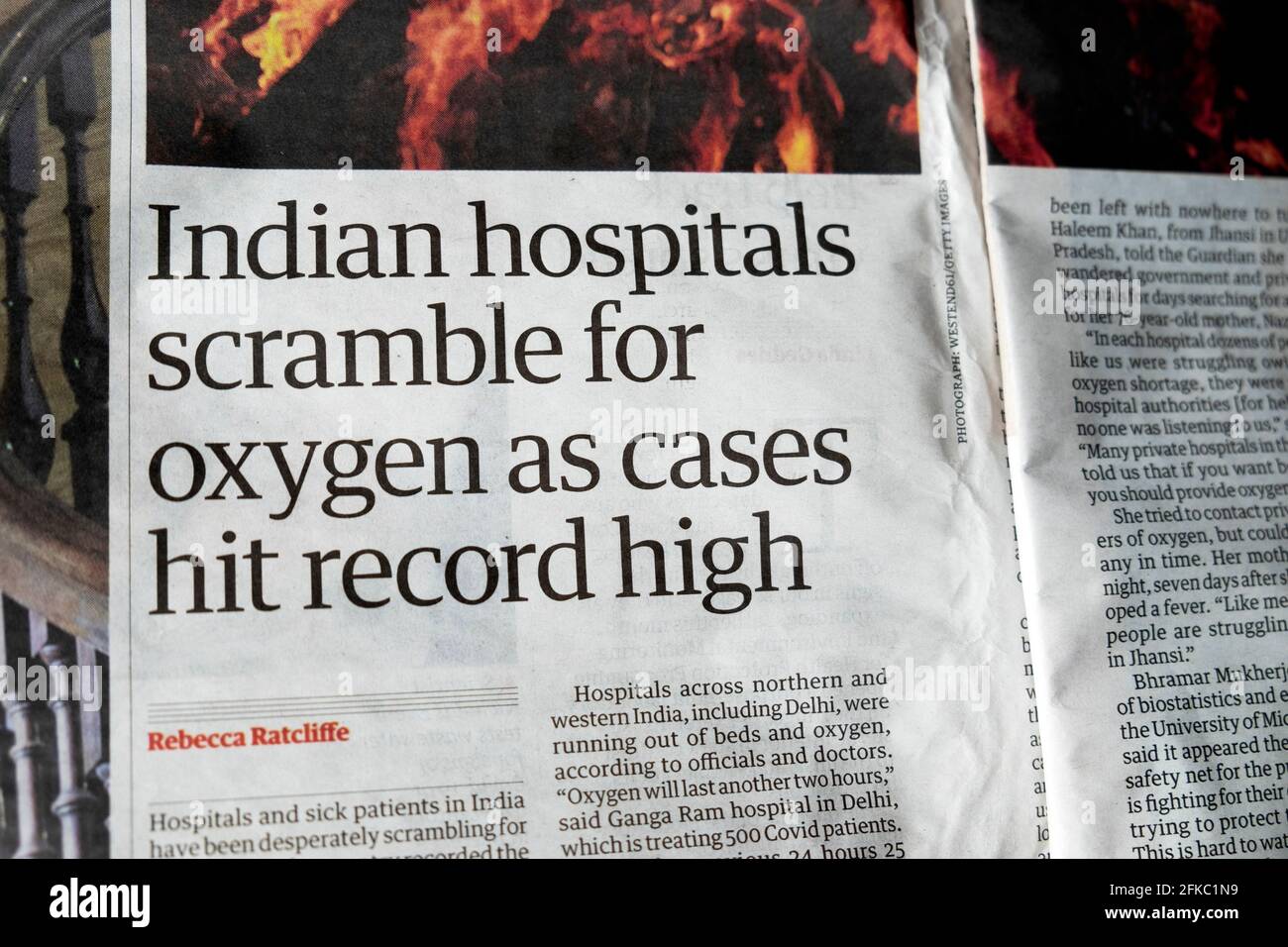 „Indische Krankenhäuser kämpfen um Sauerstoff, da Fälle Rekordhoch erreichen“ Guardian Zeitung Coronavirus Indien Pandemie covid Artikel Inside page London GROSSBRITANNIEN 2021 Stockfoto