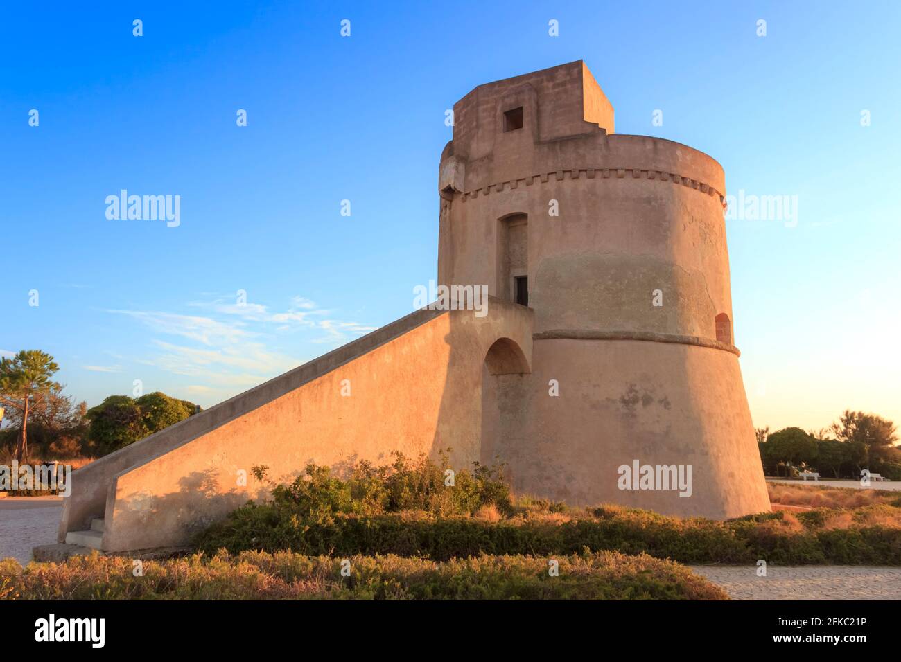Torre Suda wurde im 16. Jahrhundert gegen türkische Invasionen errichtet, die die Halbinsel Salento, Italien (Apulien), heimgesucht hatten. Stockfoto