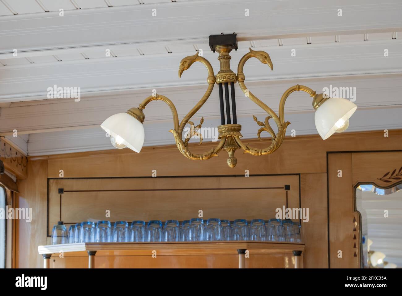 Detail der Beleuchtung der erstklassigen Lounge von Das Dampfschiff Vevey fährt auf dem Genfer See in der Schweiz Stockfoto