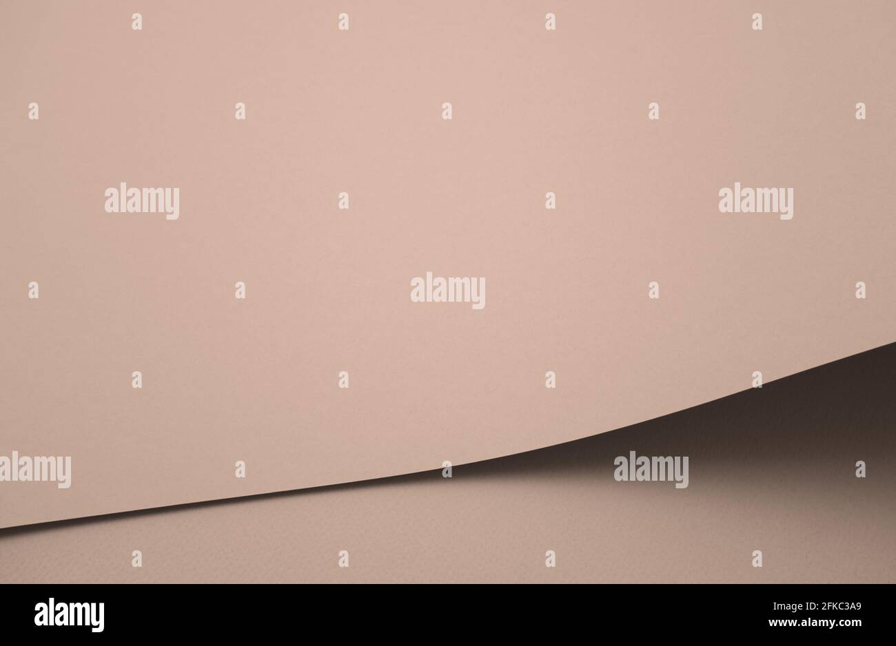 Gebogener, leeres Papier, abstrakter Hintergrund. Neutrale Pastell-, Beige-, Mitte des Jahrhunderts, Erdfarben Textur abstrakt. Weniger ist mehr, minimales Konzept. Stockfoto