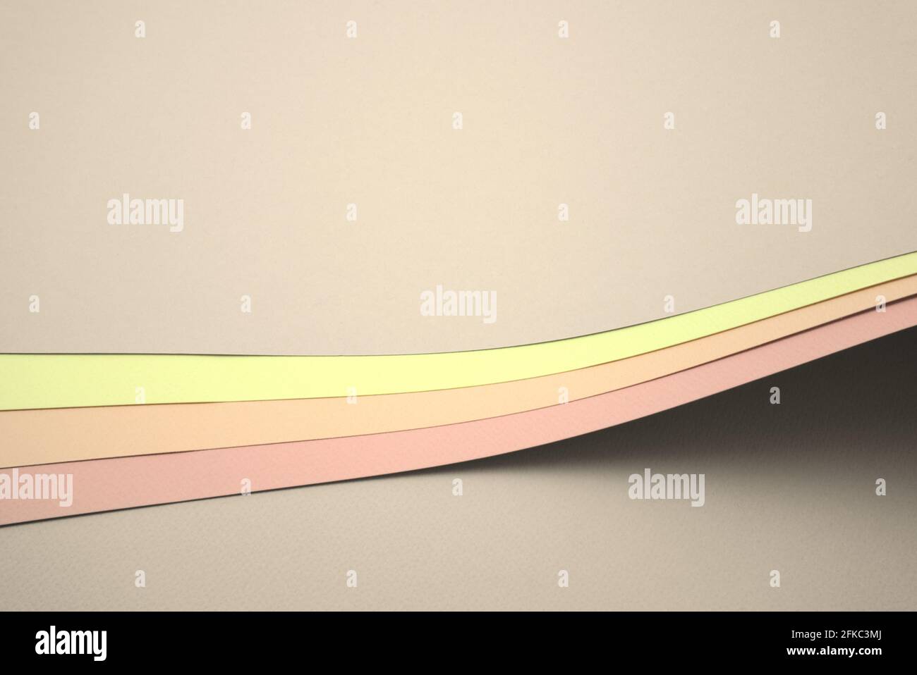 Neutral Pastell, Erdton, grau gebogenen farbigen leeren Papieren Textur abstrakten Hintergrund. Stockfoto