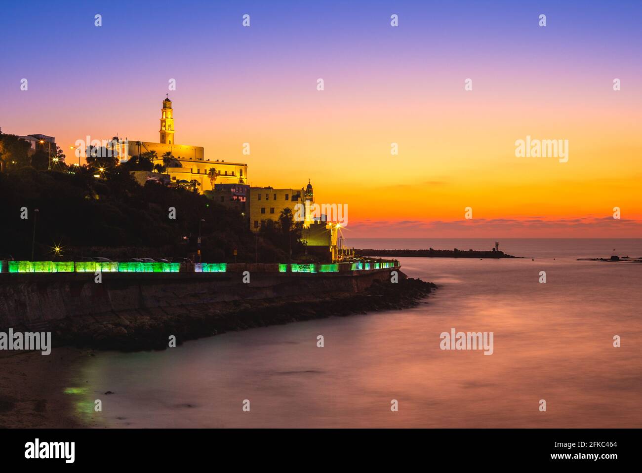 Nachtansicht von Jaffa von der Tel Aviv Promenade in israel Stockfoto