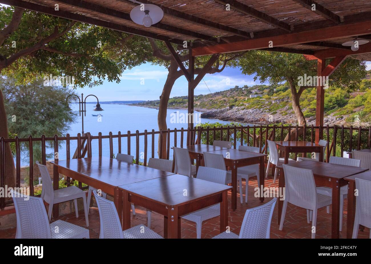Die Marina San Gregorio mit ihren unberührten Meeresbeeten, dem blauen Meer und der felsigen Küste bietet einen Blick entlang der Küste von Patù in Salento, Apulien. Stockfoto