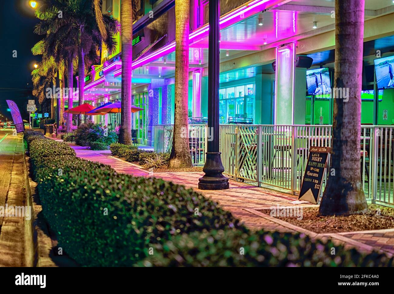 Beleuchtete Cafés und Geschäfte bei Nacht in Deerfield Beach Stockfoto