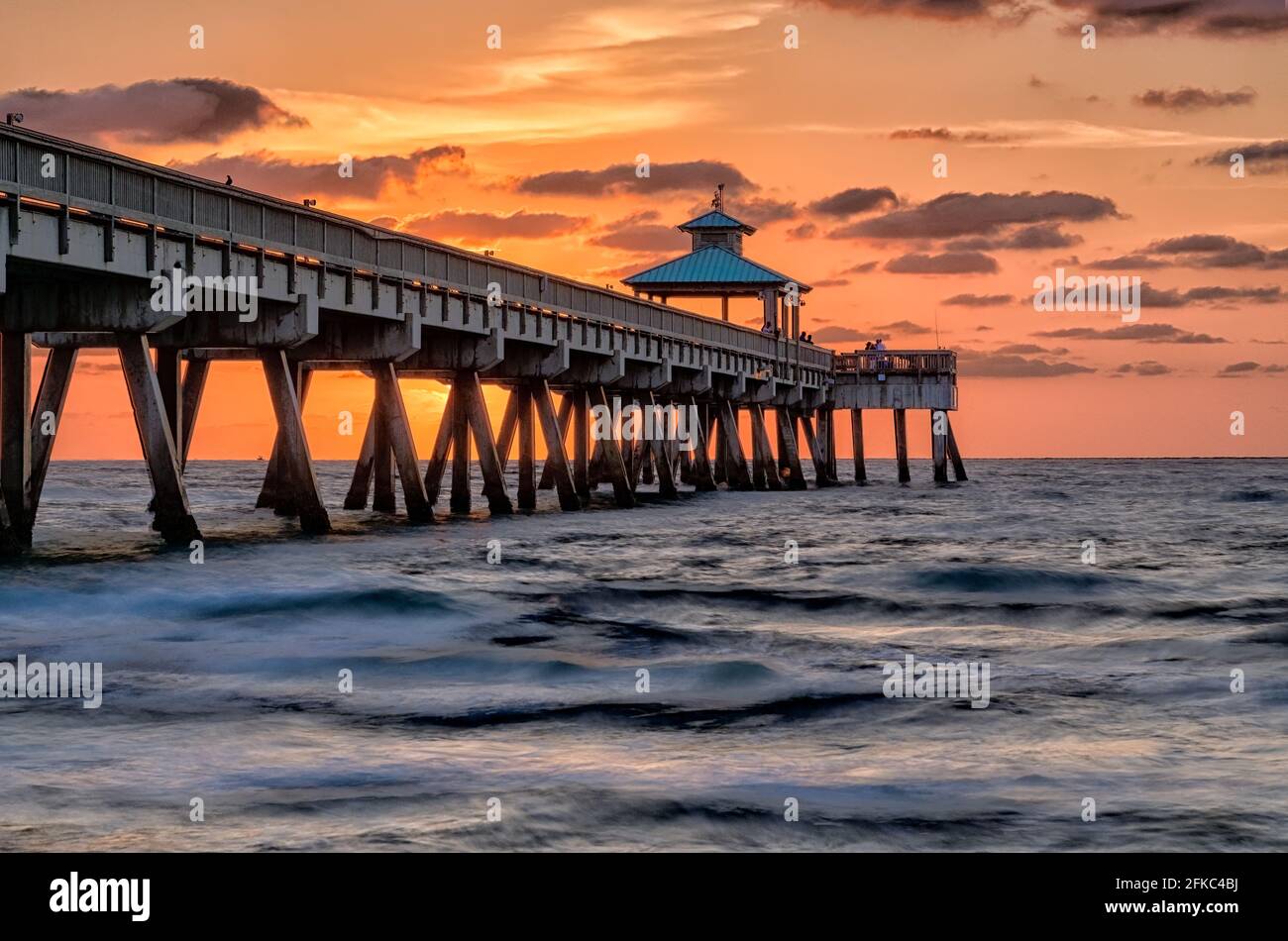 Sonnenaufgang am Deerfield Beach International Fishing Pier am Atlantikküste Stockfoto