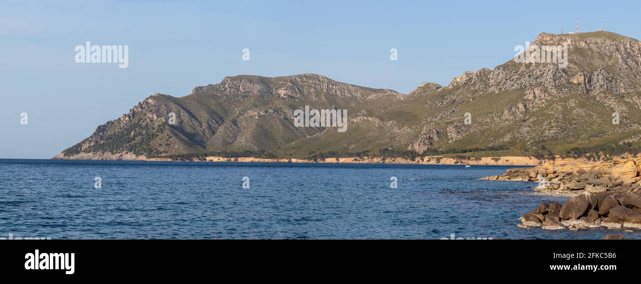 Panoramablick auf das Meer und Blick auf die Sierra de Llevant und Betlem Bei einem Cloudly Tag - Mallorca - Spanien Stockfoto