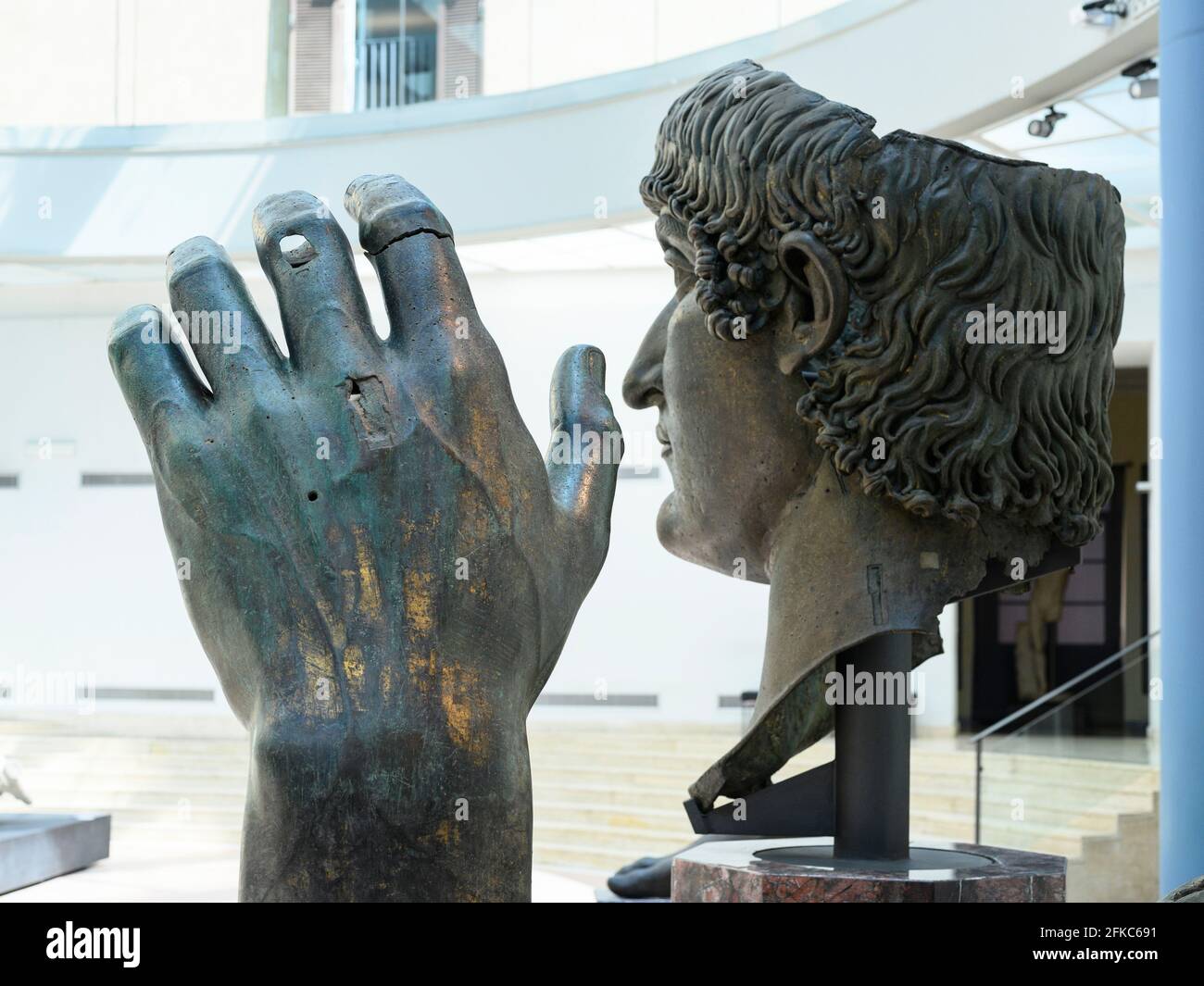 Rom. Italien. (April 2021) Fragmente der kolossalen Bronzestatue von Konstantin dem Großen, 4. Jh. n. Chr., die Hand wurde kürzlich mit dem Zusatz restauriert Stockfoto
