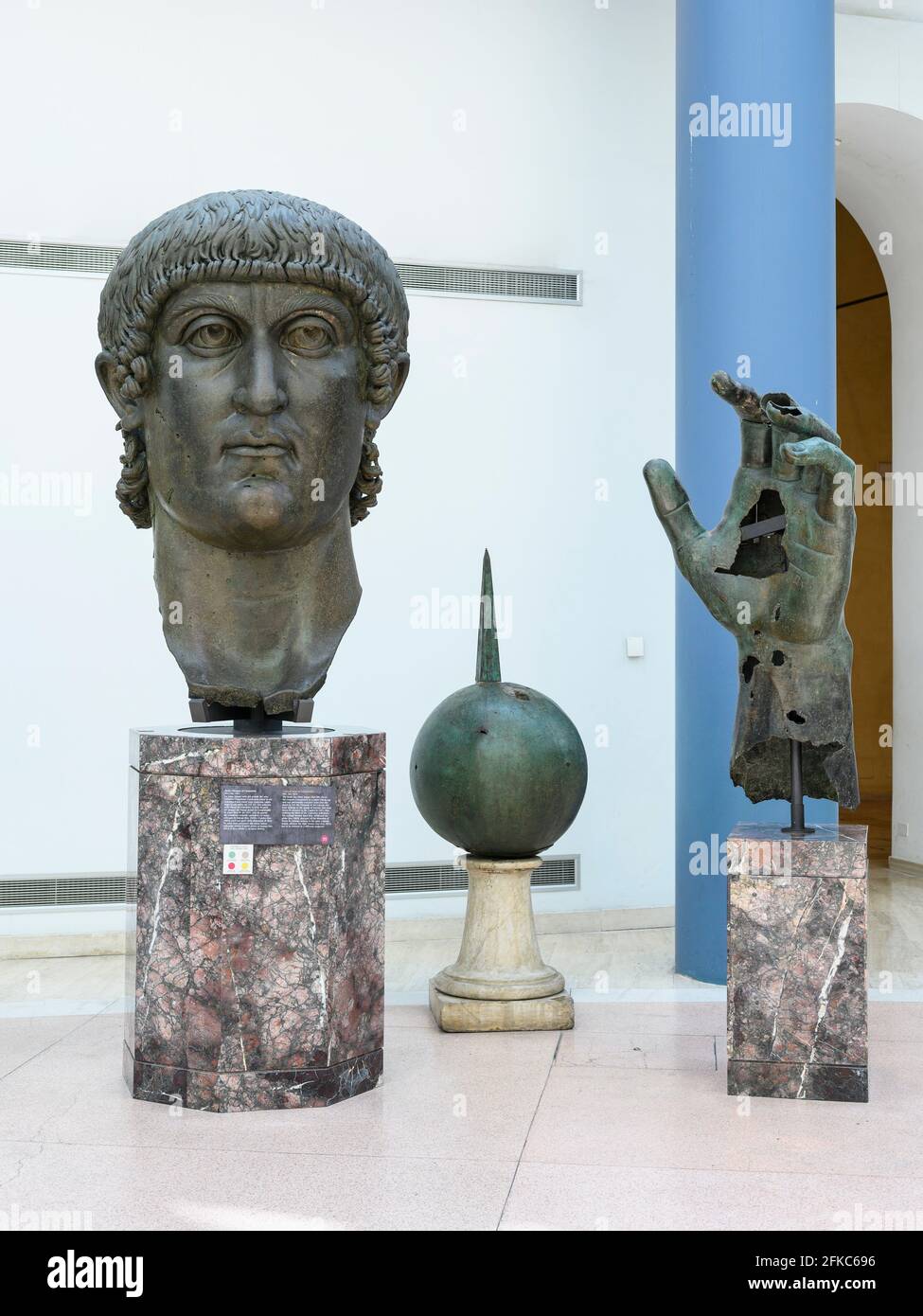 Rom. Italien. (April 2021) Fragmente der kolossalen Bronzestatue von Konstantin dem Großen, 4. Jh. n. Chr., die Hand wurde kürzlich mit dem Zusatz restauriert Stockfoto