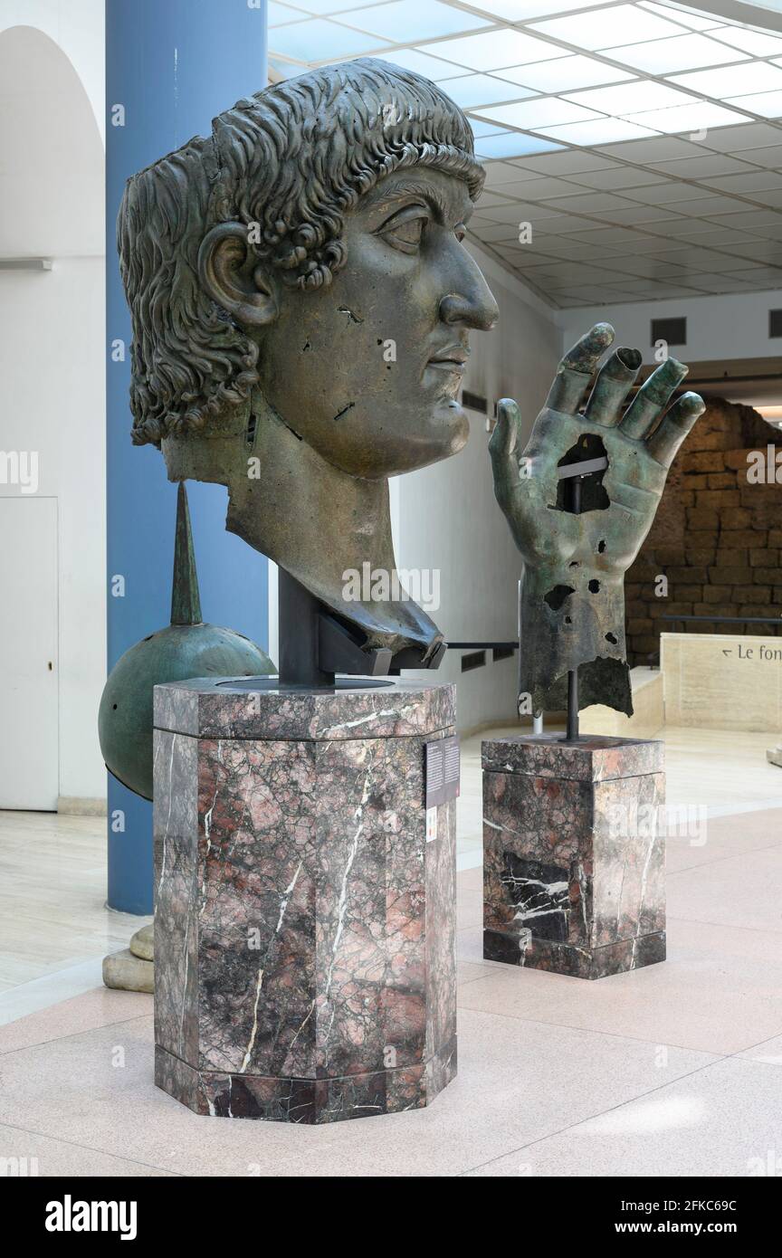 Rom. Italien. (April 2021) Fragmente der kolossalen Bronzestatue von Konstantin dem Großen, 4. Jh. n. Chr., die Hand wurde kürzlich mit dem Zusatz restauriert Stockfoto