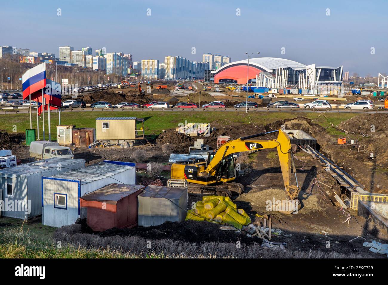 Kemerowo, Russland - 29. april 2021. Bau von Kommunikationsanlagen im Gebiet der Kuzbass Arena entlang der Pritomsky Avenue und Baustellen Stockfoto