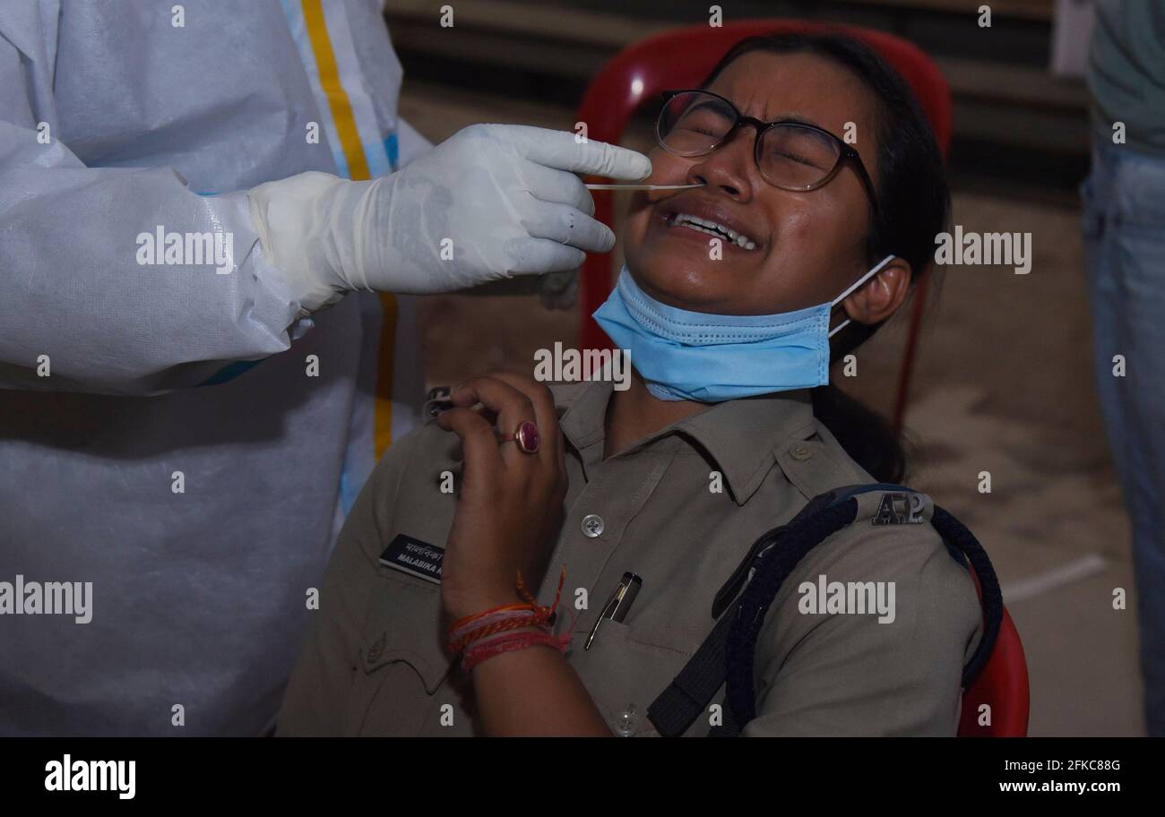 Guwahati, Assam, Indien. April 2021. Ein Gesundheitshelfer nimmt von einer Assam-Polizei einen nasalen Austausch für den COVID-19-Test inmitten von Coronavirus-Pandemien in Guwahati Assam India am Freitag, den 30. April 2021.Quelle: Dasarath Deka/ZUMA Wire/Alamy Live News Stockfoto