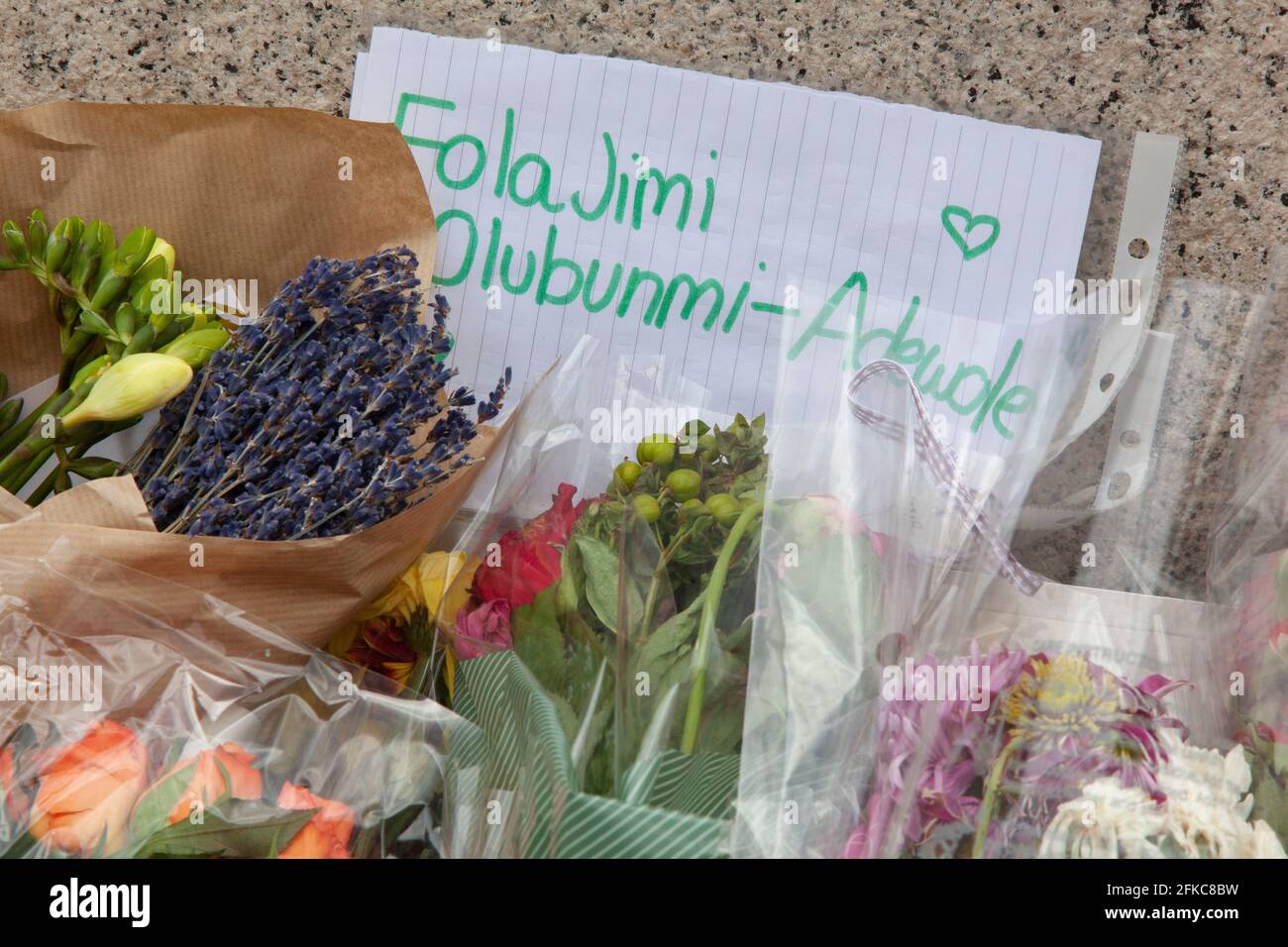 London, Großbritannien. April 2021. Blumengebete an Folajimi Olubunmi-Adewole auf der London Bridge wurden in der Nähe von dem Ort platziert, an dem er sein Leben verlor, als er versuchte, eine Frau zu retten, die in die Themse gefallen war. Jimis Familie und viele andere haben gefordert, dass eine dauerhafte Tafel angebracht wird, um an seine heroischen Taten zu erinnern. Quelle: Anna Watson/Alamy Live News Stockfoto