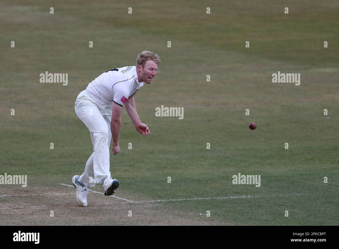 CHESTER LE STREET, GROSSBRITANNIEN. 30. APRIL Warwickshire's Liam Norwell Bowling während des LV= County Championship Spiels zwischen Durham County Cricket Club und Warwickshire County Cricket Club am Freitag, 30. April 2021, in Emirates Riverside, Chester le Street. (Kredit: Mark Fletcher, Mi News) Kredit: MI Nachrichten & Sport /Alamy Live Nachrichten Stockfoto