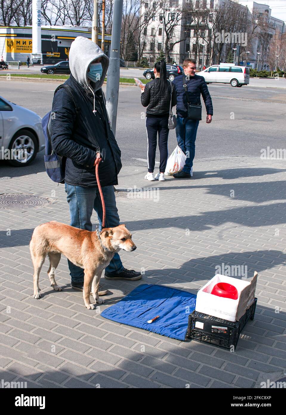 Dnepropetrovsk, Ukraine - 09.04.2021: Freiwillige sammeln Geld für Tierfutter. Stockfoto