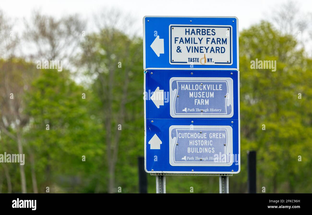 Abbildung eines Straßenschilds, das Reiseziele in Riverhead anzeigt Stockfoto