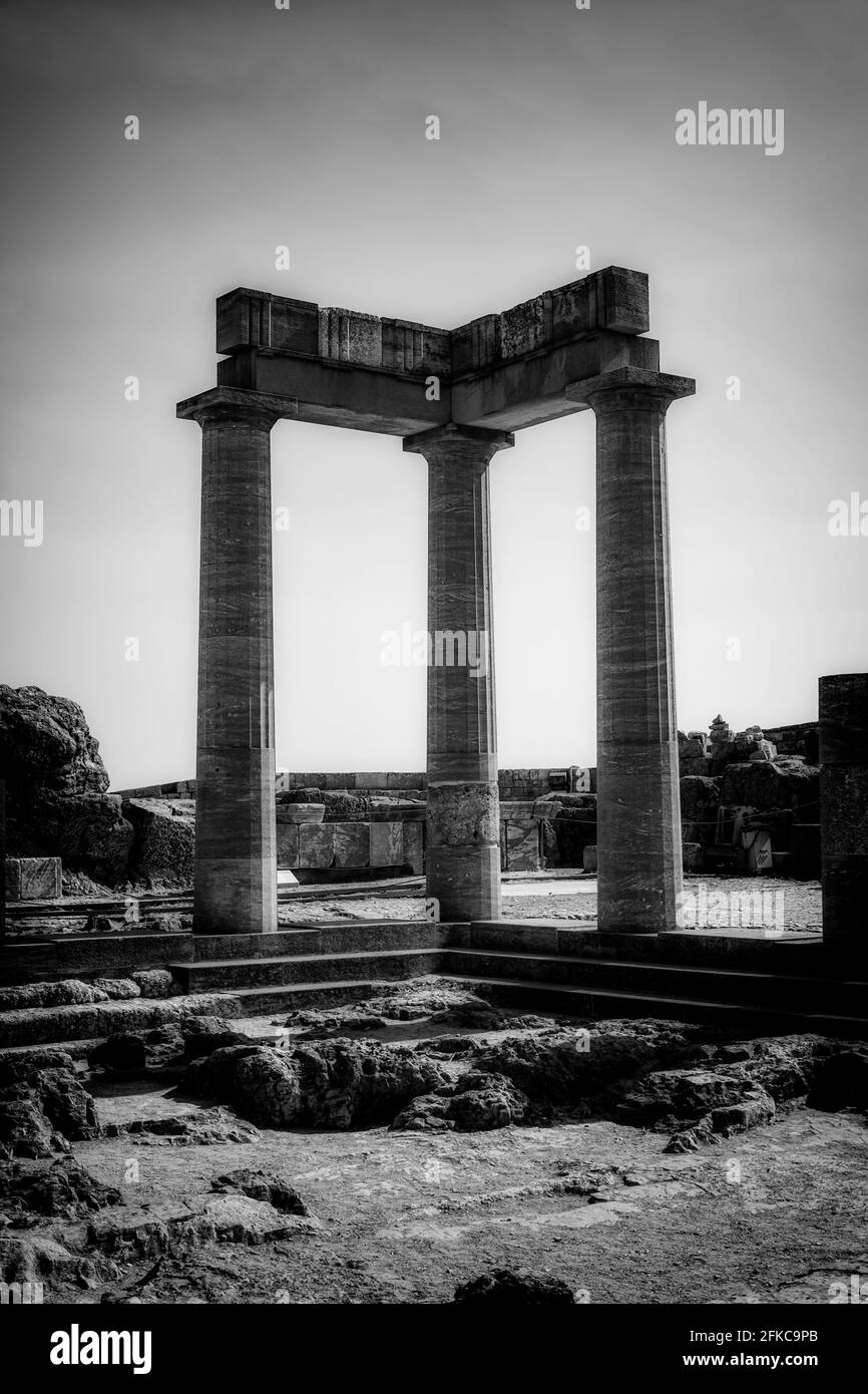 Die Ruinen der stoa psithyros an der Akropolis von Lindos auf der griechischen Insel Rhodos. Stockfoto