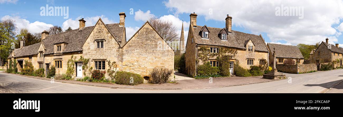 Ein Panoramablick auf die High Street im Cotswold-Dorf Stanton, Gloucestershire, Großbritannien. Dieses Bild besteht aus 7 oder 8 hochauflösenden Bildern. Stockfoto