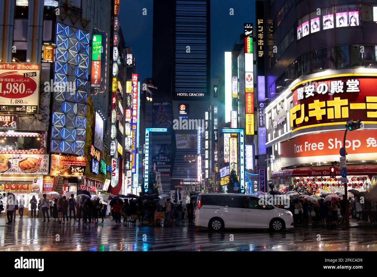 Tokyo, Japan - 1. Mai 2019: Gast warten, bis die Straße an der Straße vor kabukicho Bezirk in Tokyo Japan zu überqueren. Kabukicho ist die Straße, die g Stockfoto