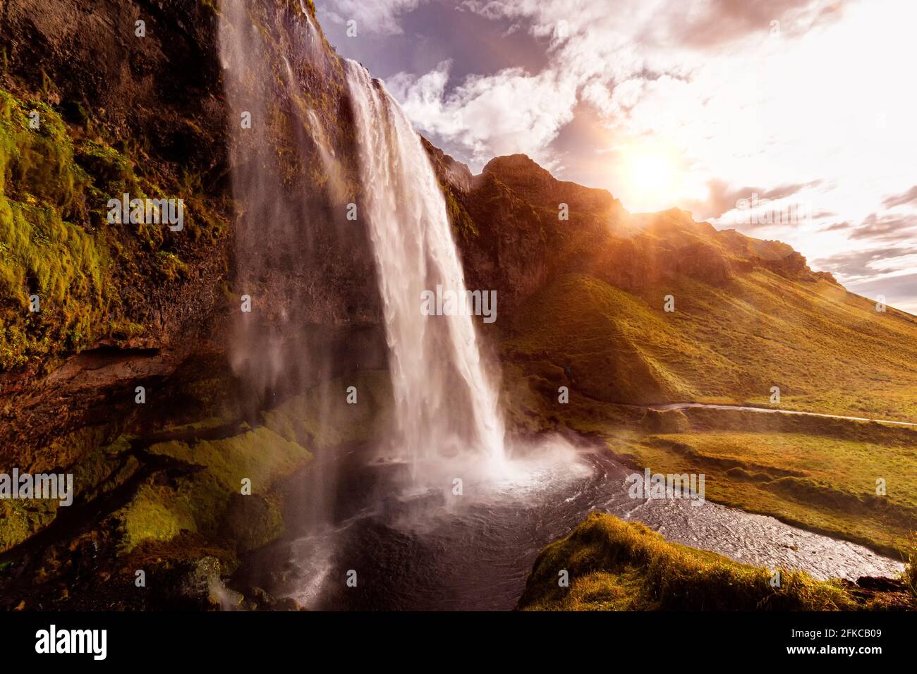 Hintergrundbeleuchtete Aufnahme vom Wasserfall Seljalandsfoss in Island Stockfoto