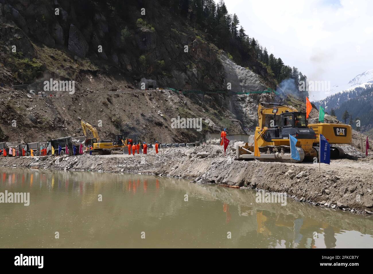 MANSEHRA, 30. April 2021 Arbeiter dämmen den Fluss, um die zweite Stufe der Flusssperre im Distrikt Mansehra, Pakistan, zu erreichen, 30. April 2021. Das pakistanische Wasserkraftprojekt Suki Kinari (SK) im Nordwesten des Landes erreichte am Freitag die zweite Phase der Schließung des Flusses und trat in eine neue Phase des Staudammbaus ein. Quelle: Xinhua/Alamy Live News Stockfoto