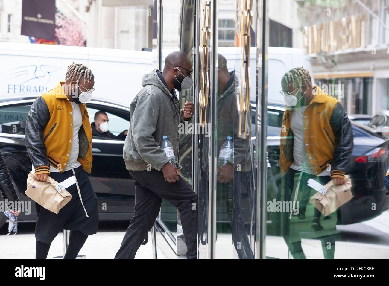 London, Großbritannien, 30. April 2021: In den Schaufenstern des Yves St Laurent-Stores spiegeln sich die Käufer in den Luxusboutiquen der Bond Street wider. Anna Watson/Alamy Live News Stockfoto