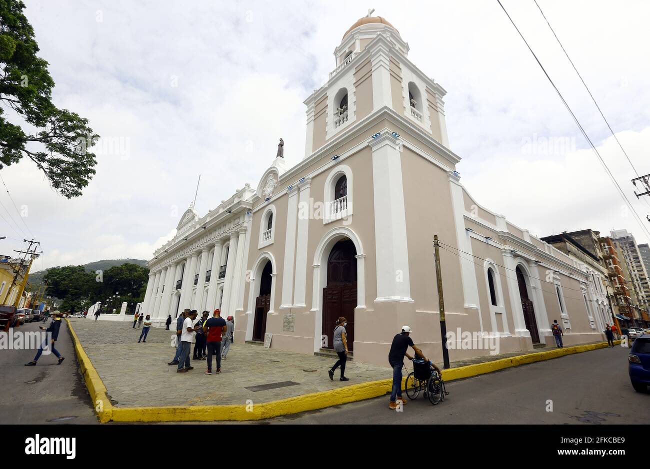 Valencia, Carabobo, Venezuela: 30. April 2021.EINE Person im Rollstuhl fährt vor der Kirche von San Francisco, die die Reliquien des seligen Jose Gregorio Hernandez beherbergen wird und sein Heiligtum in der Stadt Valencia im Bundesstaat Carabobo sein wird. A Es ist zu beachten, dass Valencia die erste Stadt sein wird, die die Reliquien erhält, und es wird eine Tour durch die Stadt geben, bevor sie zur Kirche von San Francisco, dem nächsten Schrein von Jose Gregorio Hernandez, gebracht werden. Foto: Juan Carlos Hernandez. Quelle: Juan Carlos Hernandez/ZUMA Wire/Alamy Live News Stockfoto