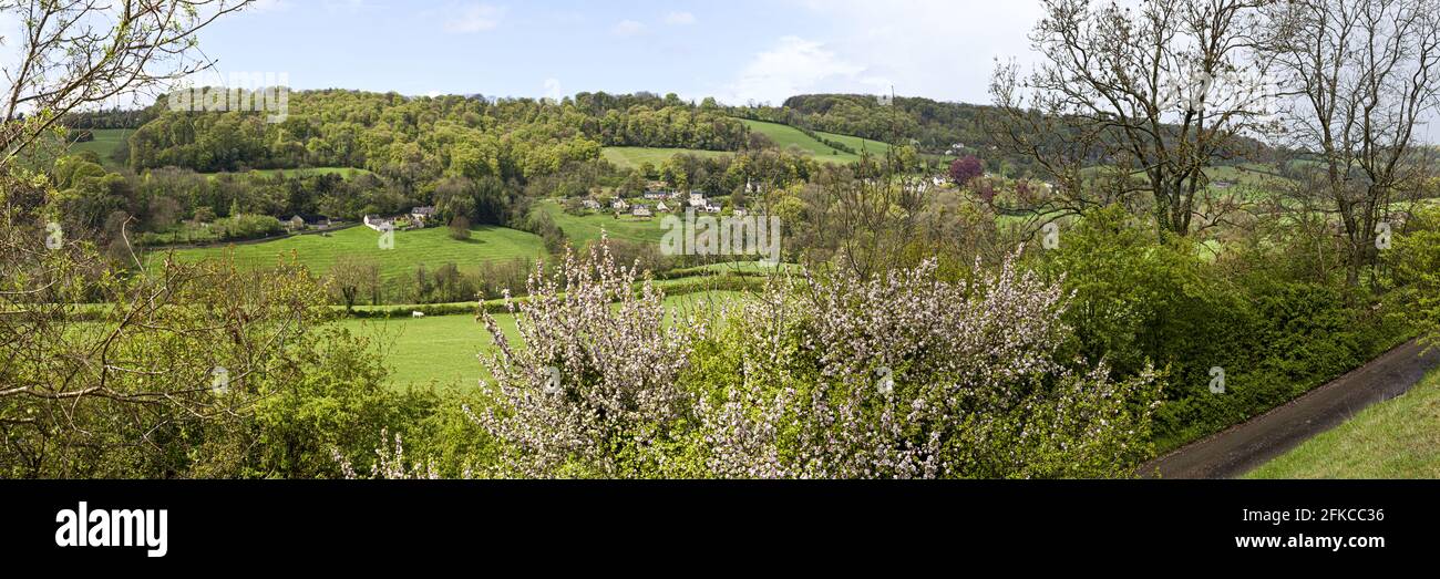 Ein Panoramablick auf das Cotswold-Dorf Slad, Gloucestershire, Großbritannien - das Dorf ist in Laurie Lees Autobiographie 'Cider with Rosie' verewigt Stockfoto