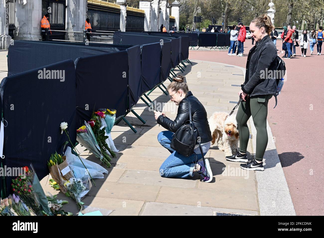 Blumen erinnern an den Herzog von Edinburgh, der am 09.04.2021 starb. Buckingham Palace, London. VEREINIGTES KÖNIGREICH Stockfoto