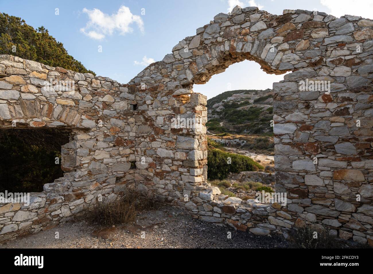 Ruinen eines byzantinischen Hauses in den antiken Marmorsteinbrüchen von Paros, berühmt für einige der reinsten Marmorbrüche der Welt, Griechenland. Stockfoto