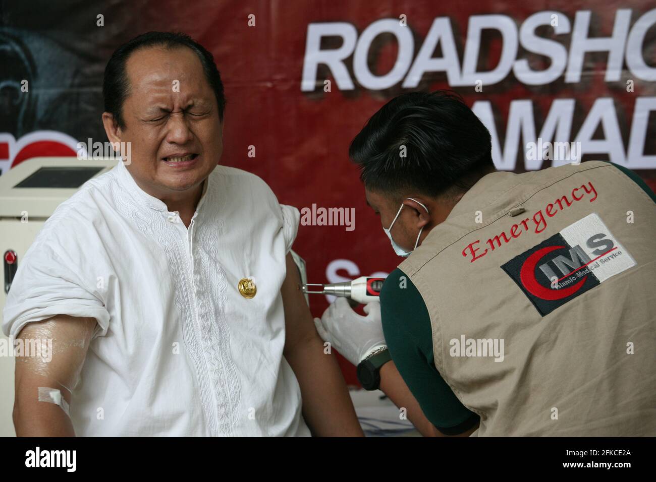 Äußerungen von Teilnehmern, die Schmerzen verspürten, als ihre Tattoos in der Baitul-Muhyi-Moschee im East Jakarta Mayor's Office Complex entfernt wurden, Freitag (30/04/2021). Der Islamische Medizinische Dienst (IMS) veranstaltete in Zusammenarbeit mit der National Zakat Agency (BAZNAS DKI) eine kostenlose Roadshow zur Entfernung von Tätowierungen für Teilnehmer in der Region der Sonderhauptstadt Jakarta. Mit dem Thema „Ramadhan skizziert marginal“ mit dem Gesamtziel der Teilnehmer an dieser Aktivität, nämlich 550 Teilnehmer, wird diese Aktivität in Übereinstimmung mit dem Covid-19 Gesundheitsprotokoll durchgeführt, die Teilnehmer halten ihre Distanz Stockfoto