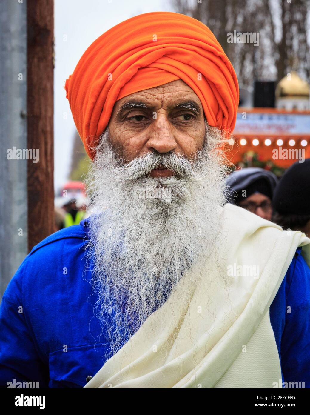 Porträt Sikh-Mann in orangefarbenem Turban (dastar) und Bart in Vaisakhi, Southall, London Stockfoto