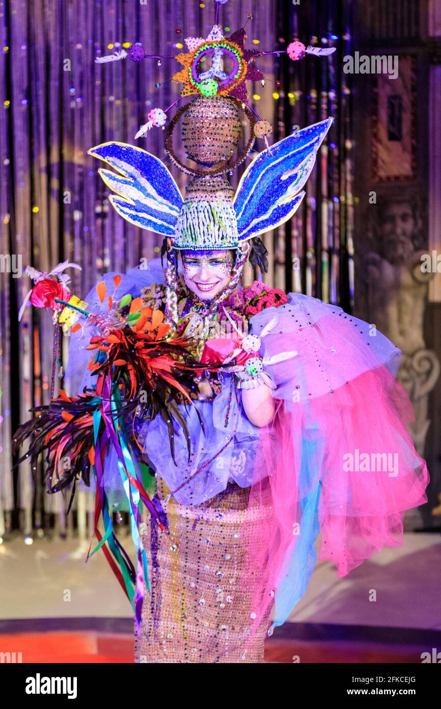 Teilnehmer in lebhaften Outfits bei Andrew Logans Alternative Miss World Wettbewerb, Globe Theatre, London 2018 Stockfoto