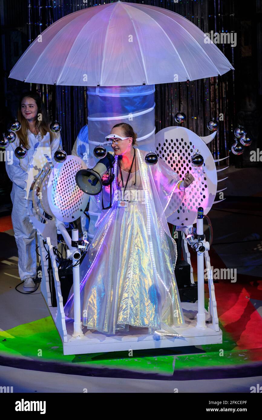 Teilnehmer in lebhaften Outfits bei Andrew Logans Alternative Miss World Wettbewerb, Globe Theatre, London 2018 Stockfoto