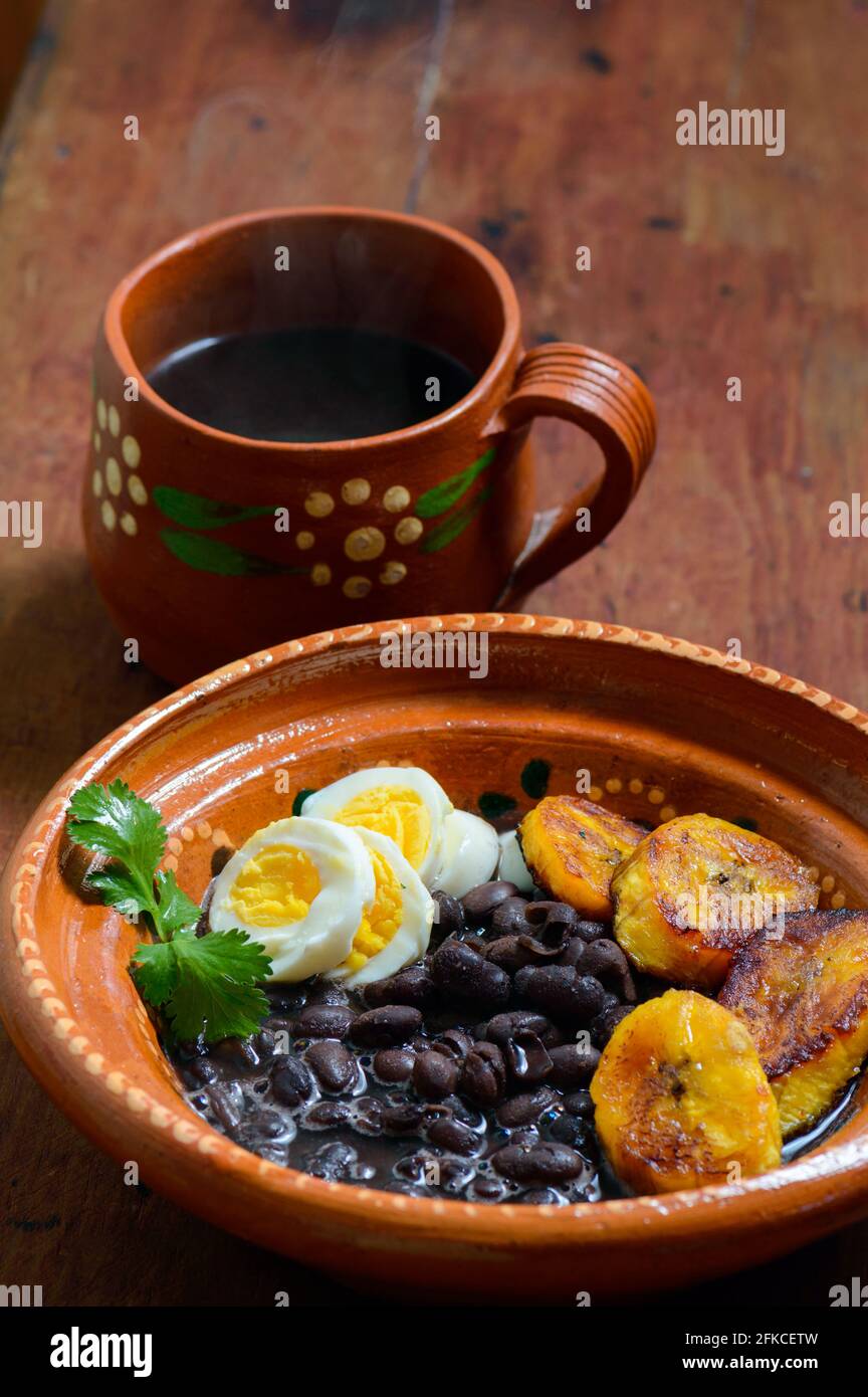 Traditionelles mexikanisches und mittelamerikanisches Frühstück. Schwarze Bohnen und Kochbananen Stockfoto