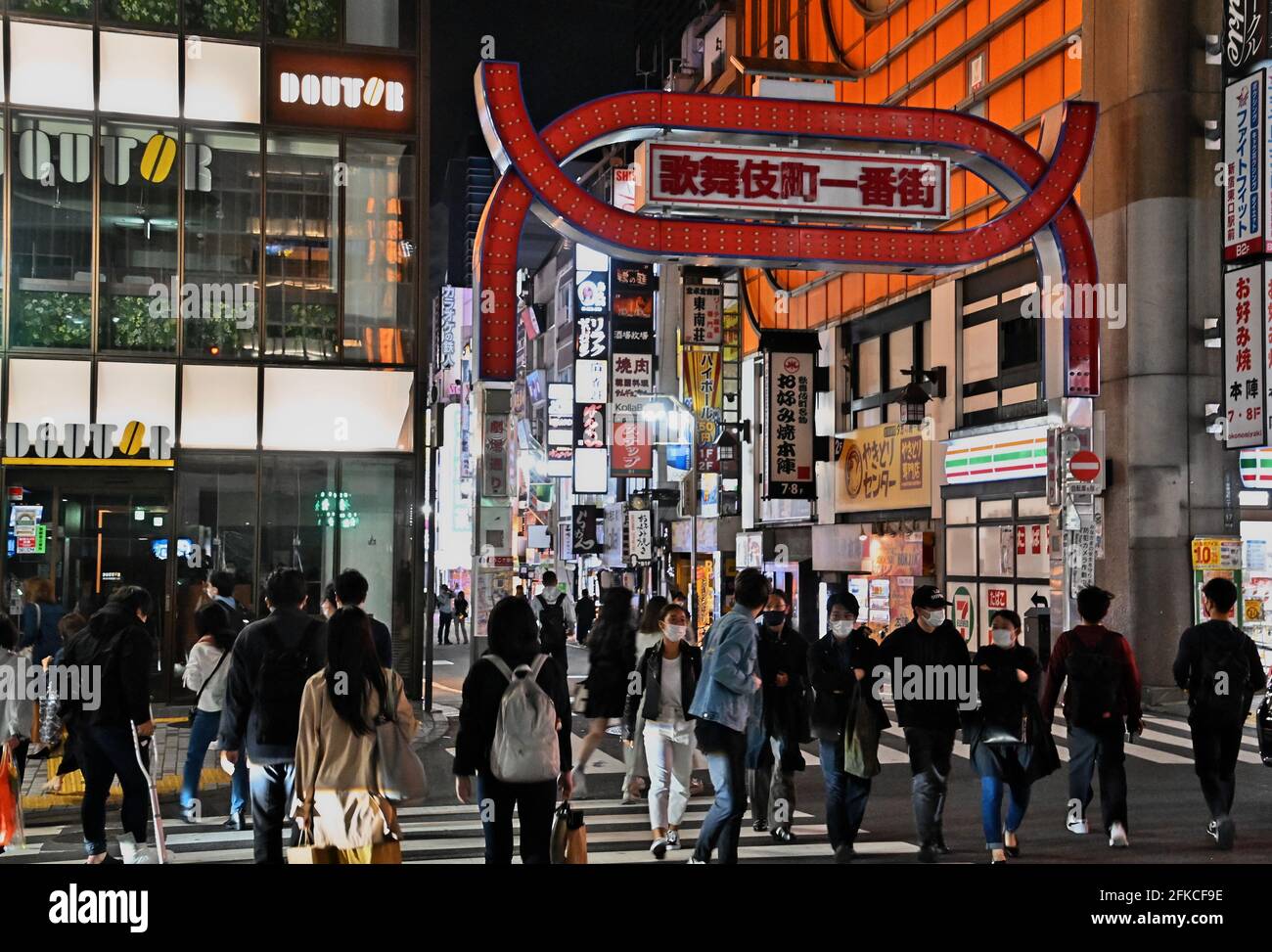 Tokio, Japan. April 2021. Fußgänger, die Gesichtsmasken tragen, gehen am Freitag, den 30. April 2021, im Einkaufs- und Unterhaltungsviertel Kabukicho in Tokio, Japan, spazieren. Der Gouverneur von Tokio, Yuriko Koike, fordert während des dritten Ausnahmezustands für COVID-19 vom 25. April bis 11. Mai, die Neonschilder nach 8 Uhr auszuschalten. Foto von Keizo Mori/UPI Credit: UPI/Alamy Live News Stockfoto
