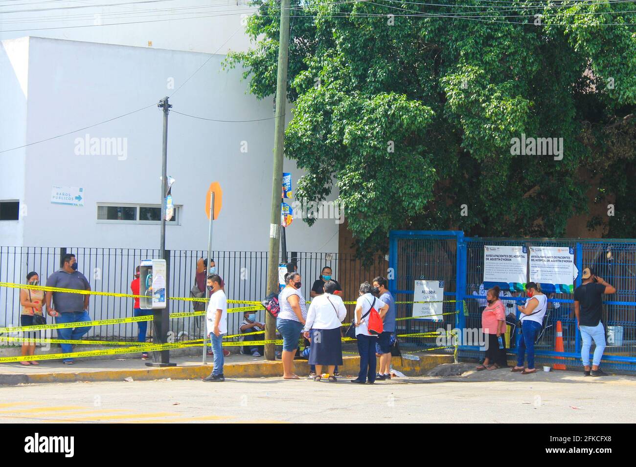 Mexikanische Menschen stehen in der Schlange vor dem Notfall Eingang eines öffentlichen Krankenhauses in Merida Mexiko während der Covid-19-Pandemie Stockfoto