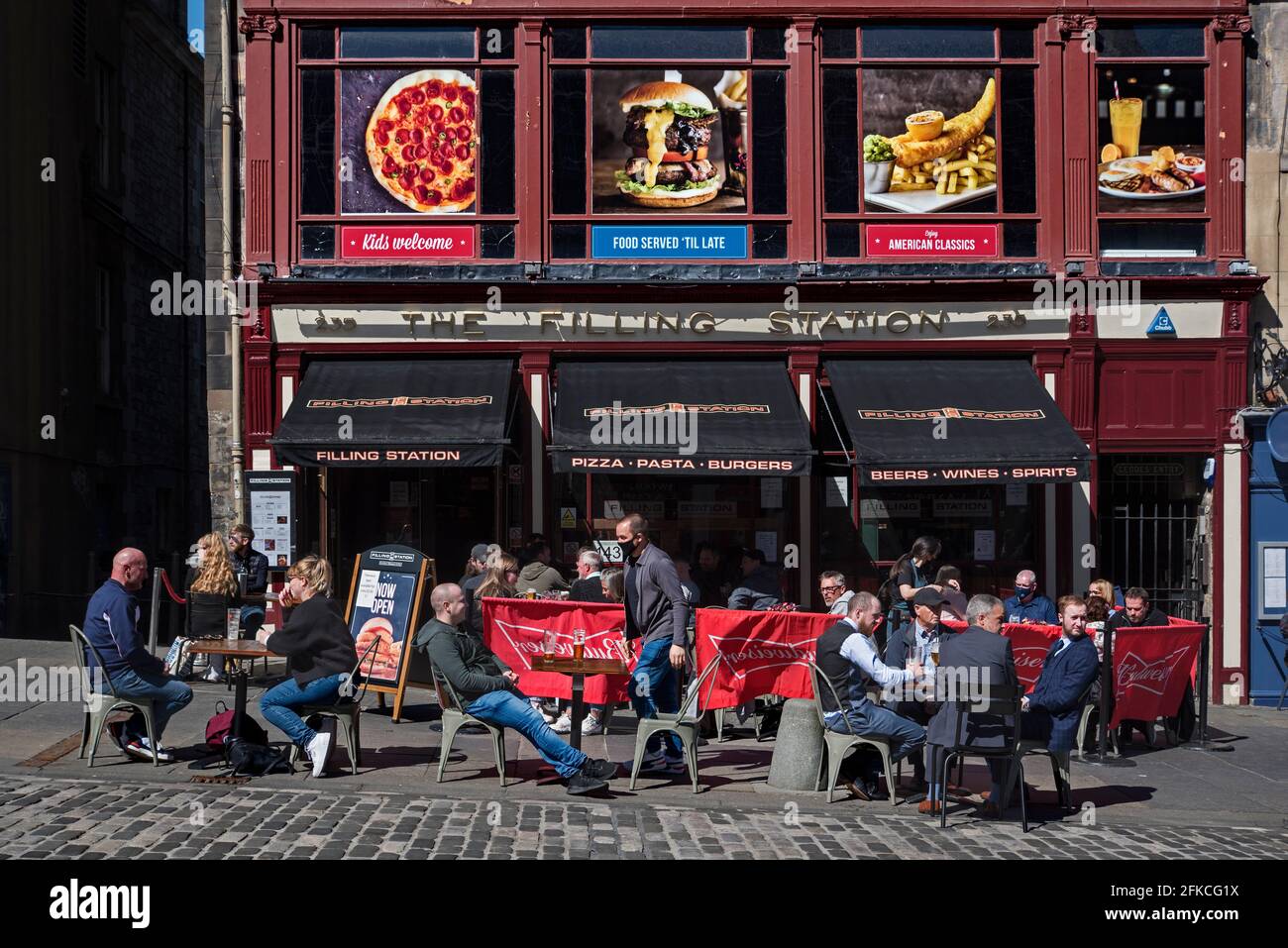 The Filling Station, ein Restaurant im amerikanischen Stil an der Royal Mile, Edinburgh, wurde nach monatelanger Sperrung während der Covid-Pandemie wieder eröffnet. Stockfoto