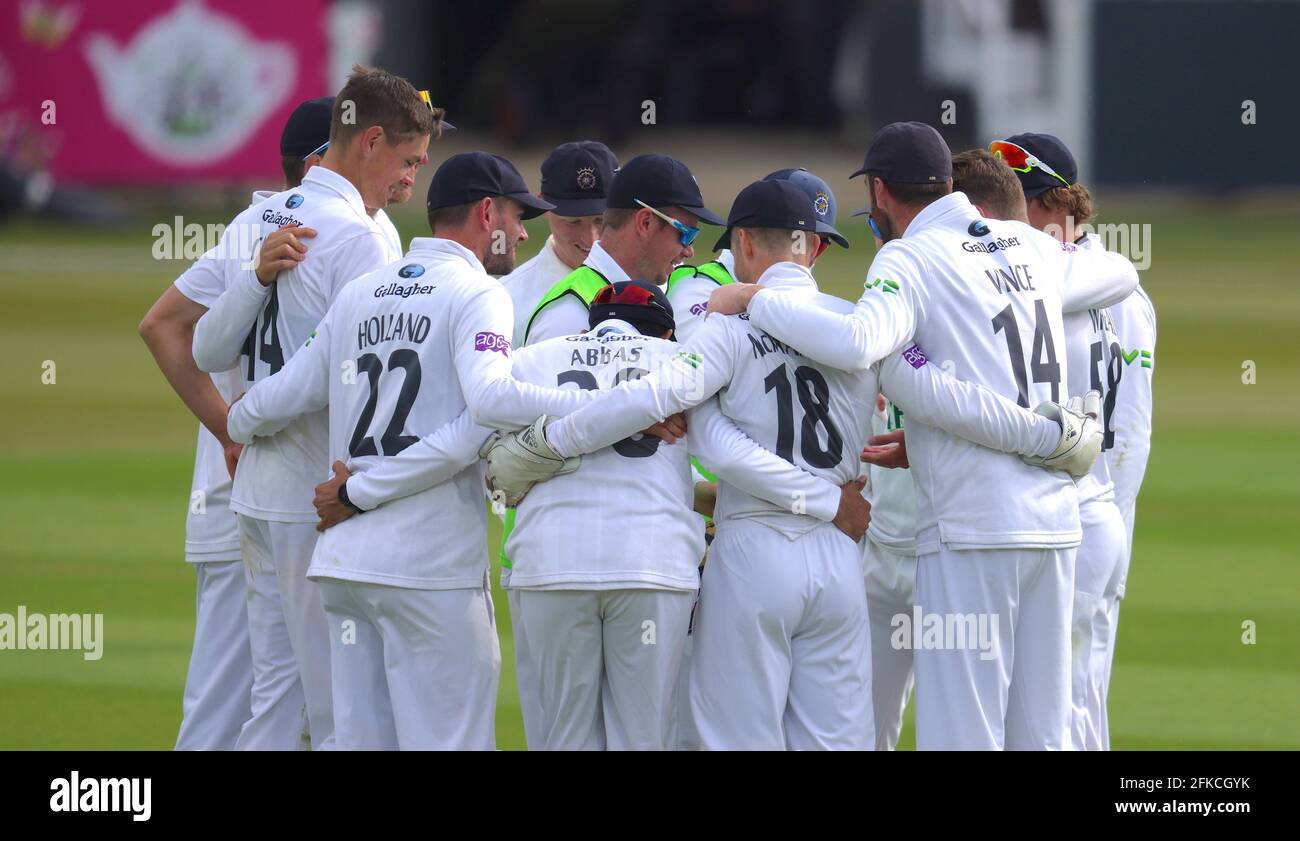 30. April 2021. London, Großbritannien. Hampshire hat ein Team-Gespräch, während Surrey Hampshire in der County Championship beim Kia Oval, Tag zwei, antreten wird. David Rowe/Alamy Live News Stockfoto