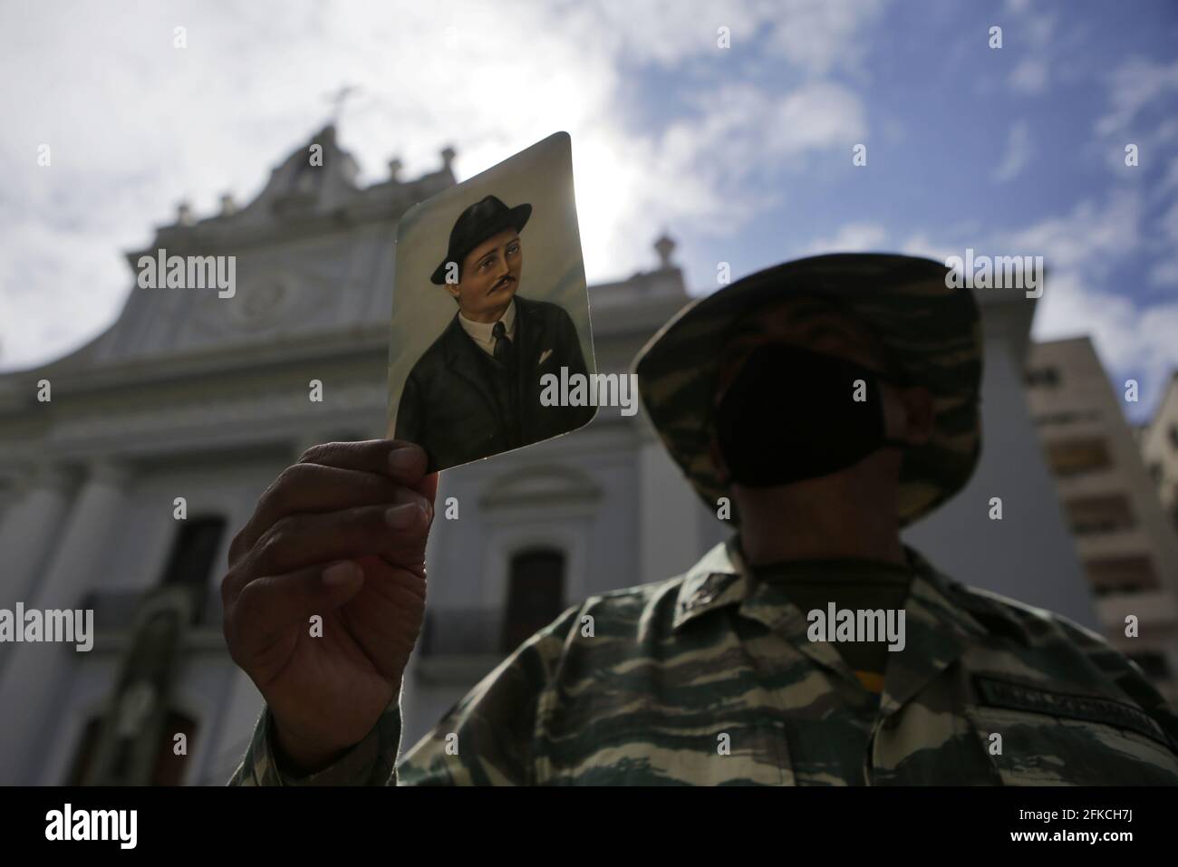 Caracas, Venezuela. April 2021. Ein Mann hält ein Bild des venezolanischen Arztes Jose Gregorio Hernandez vor der Kirche, in der Hernandez seliggesprochen wird. Hernandez wird in Venezuela als der "Doktor der Armen" verehrt. Kredit: Jesus Vargas/dpa - ACHTUNG: Nur für redaktionellen Gebrauch und nur mit vollständiger Erwähnung des oben genannten credit/dpa/Alamy Live News Stockfoto