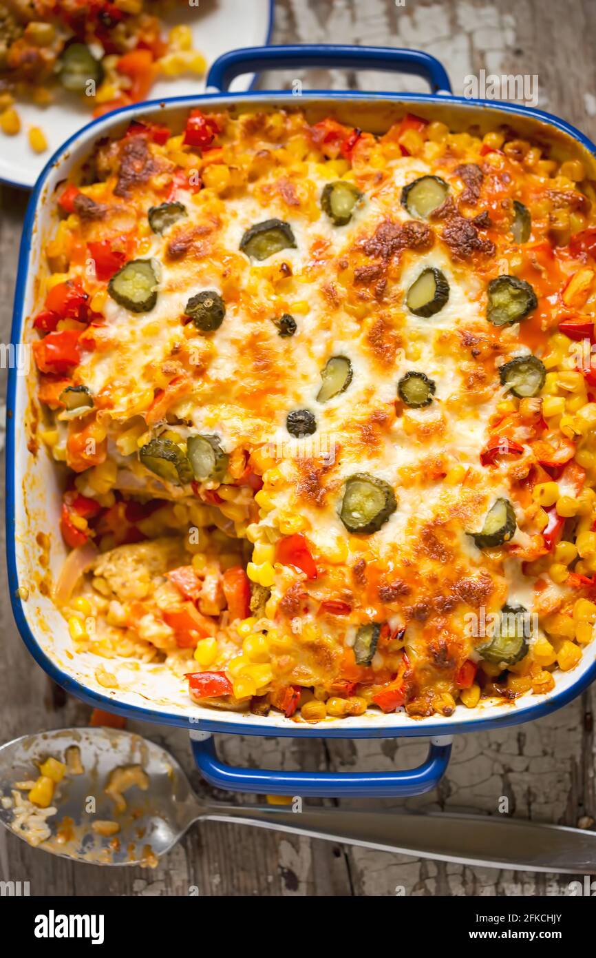 Hähnchengyros backen mit Reis, Mais, rotem Pfeffer und Gurken Stockfoto