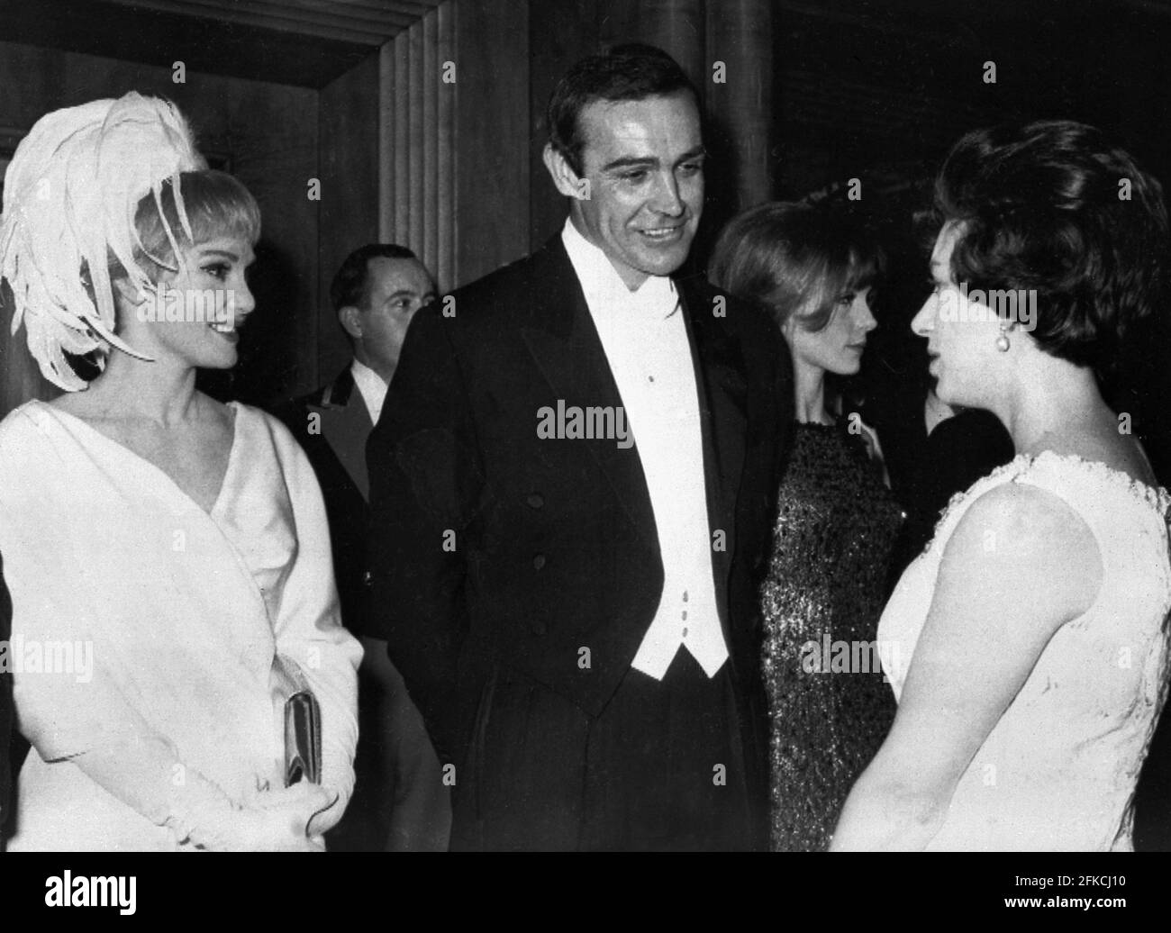 Der Schauspieler Sean Connery und seine Frau, die amerikanische Schauspielerin Diane Cilento, werden Prinzessin Margaret am 15. Februar 1965 während der Royal Film Performance von „Lord Jim“ vorgestellt. Stockfoto